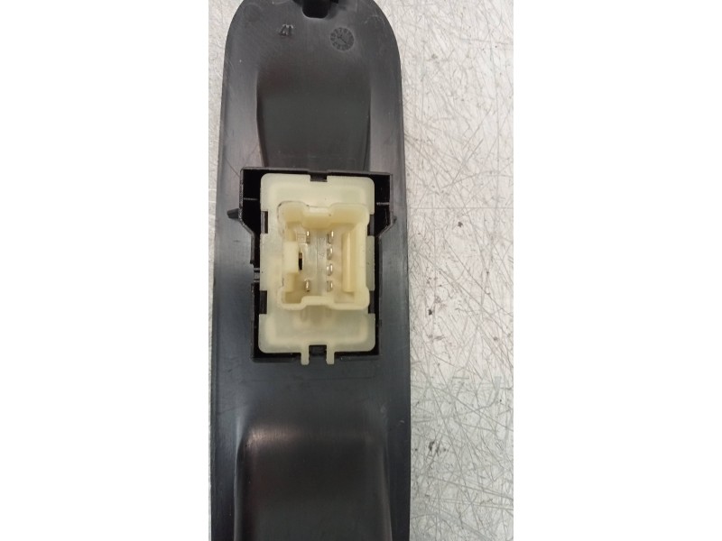 Recambio de mando elevalunas delantero derecho para renault zoe entry referencia OEM IAM 829506827R  