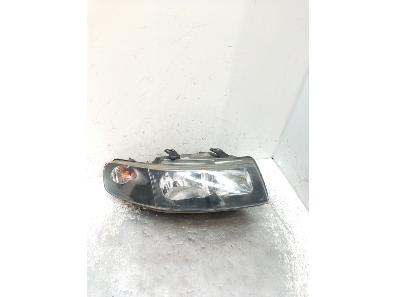 Recambio de faro derecho para seat leon (1m1) 1.9 tdi referencia OEM IAM 67742709  