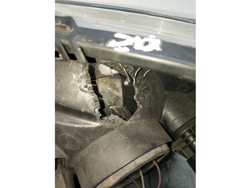 Recambio de faro derecho para dacia sandero 1.2 16v referencia OEM IAM 8200733877  