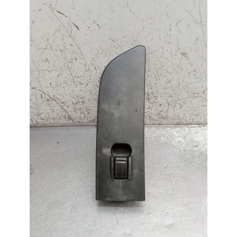 Recambio de mando elevalunas delantero derecho para nissan terrano ii (r20) 2.7 tdi 4wd referencia OEM IAM   5P