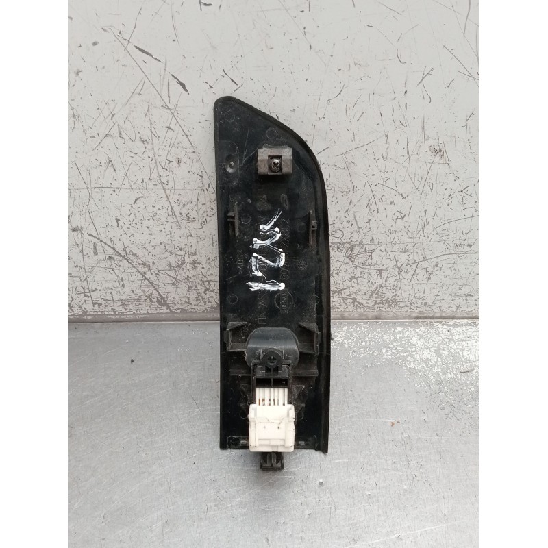 Recambio de mando elevalunas delantero derecho para nissan terrano ii (r20) 2.7 tdi 4wd referencia OEM IAM   5P