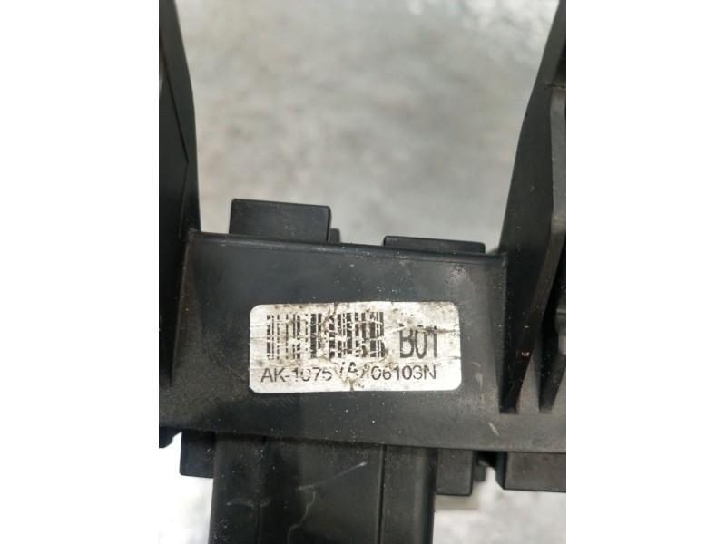 Recambio de caja reles / fusibles para hyundai accent iii sedán (mc) 1.4 gl referencia OEM IAM AK1075VA  