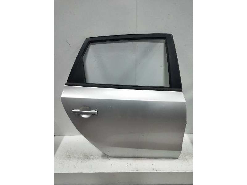 Recambio de puerta trasera derecha para hyundai i30cw 1.6 crdi cat referencia OEM IAM   
