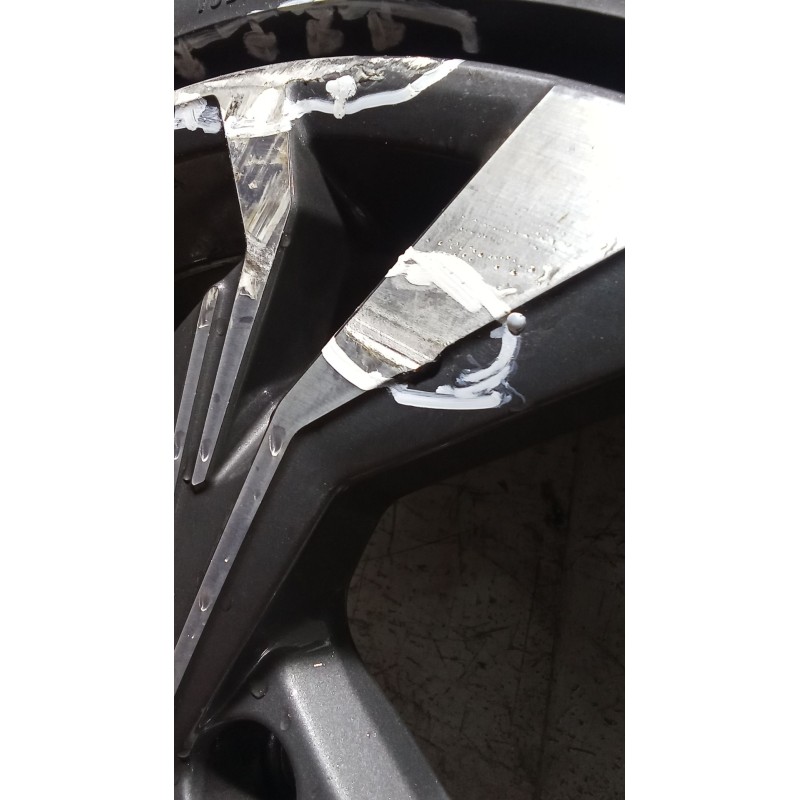 Recambio de juego llantas para audi a3 sportback (8ya, 8yf) 35 tdi referencia OEM IAM 225/40 R18 92Y  UNA EN MAL ESTADO LAS OTRA