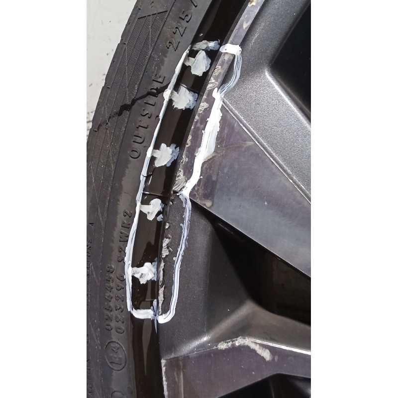 Recambio de juego llantas para audi a3 sportback (8ya, 8yf) 35 tdi referencia OEM IAM 225/40 R18 92Y  UNA EN MAL ESTADO LAS OTRA