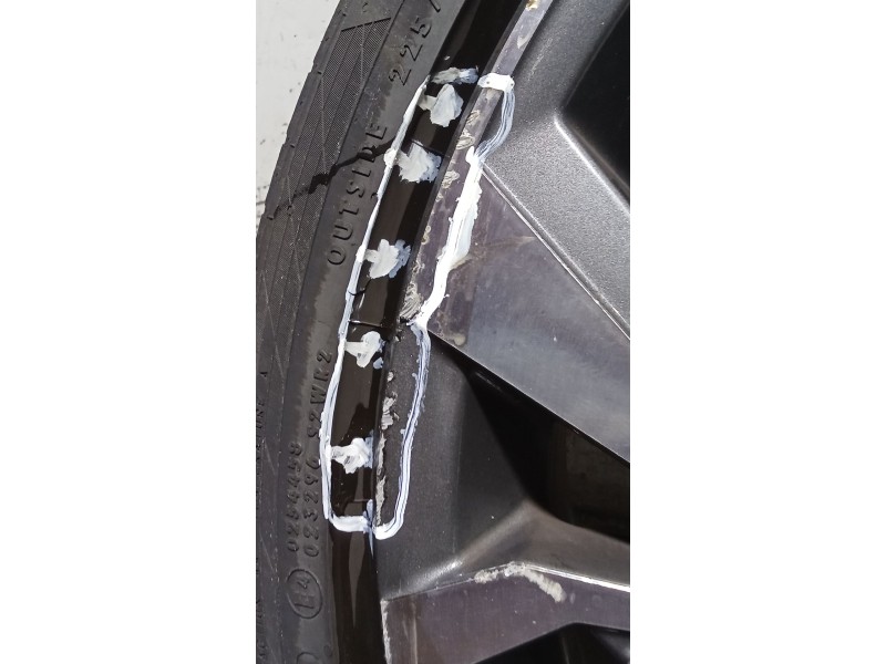 Recambio de juego llantas para audi a3 sportback (8ya, 8yf) 35 tdi referencia OEM IAM 225/40 R18 92Y  UNA EN MAL ESTADO LAS OTRA