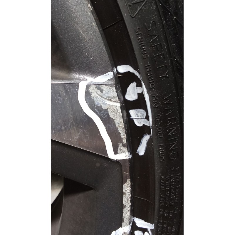 Recambio de juego llantas para audi a3 sportback (8ya, 8yf) 35 tdi referencia OEM IAM 225/40 R18 92Y  UNA EN MAL ESTADO LAS OTRA