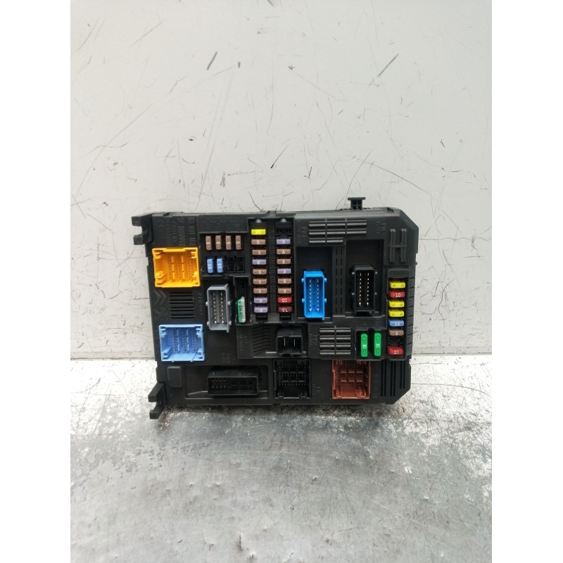 Recambio de caja reles / fusibles para peugeot 3008 ii suv (mc_, mr_, mj_, m4_) 1.5 bluehdi 130 referencia OEM IAM 983079058000 