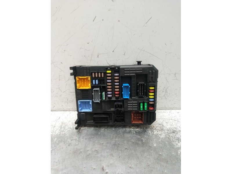 Recambio de caja reles / fusibles para peugeot 3008 ii suv (mc_, mr_, mj_, m4_) 1.5 bluehdi 130 referencia OEM IAM 983079058000 