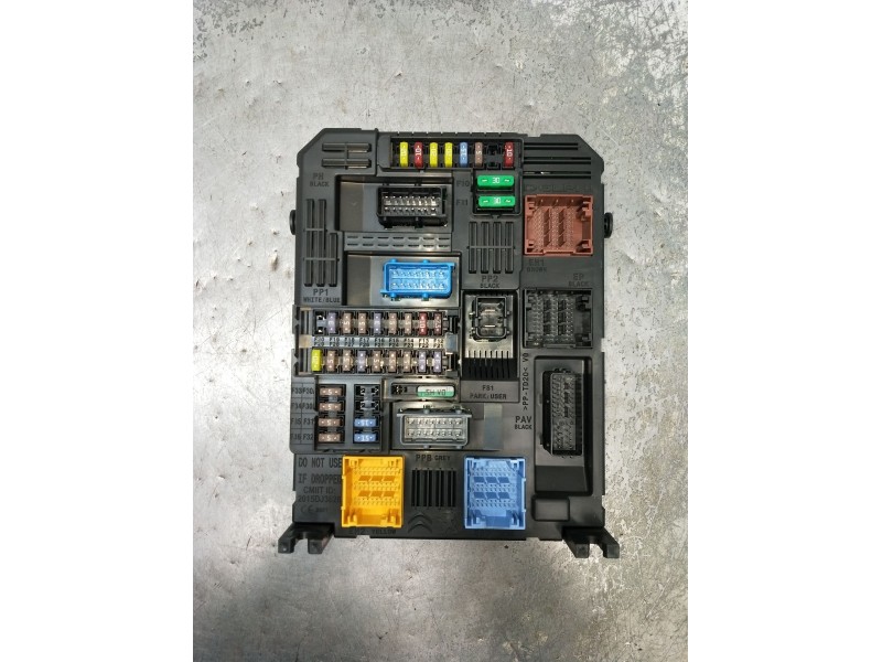 Recambio de caja reles / fusibles para peugeot 3008 ii suv (mc_, mr_, mj_, m4_) 1.5 bluehdi 130 referencia OEM IAM 983079058000 