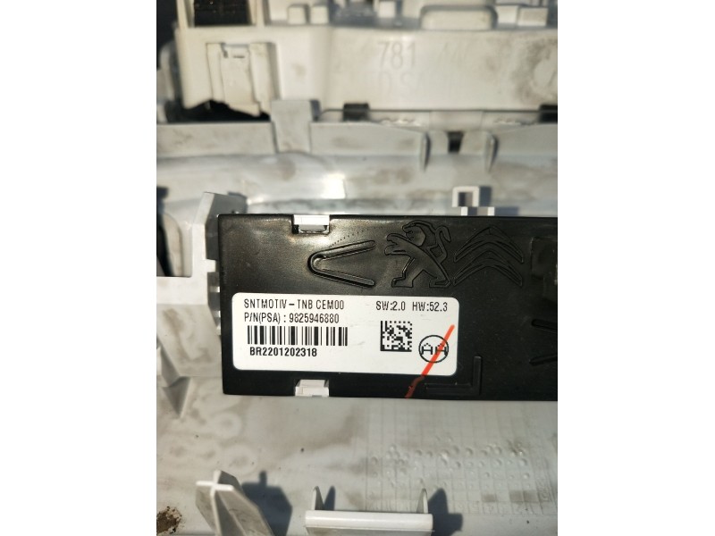 Recambio de luz interior para peugeot 3008 ii suv (mc_, mr_, mj_, m4_) 1.5 bluehdi 130 referencia OEM IAM 9825946880 BR220120231