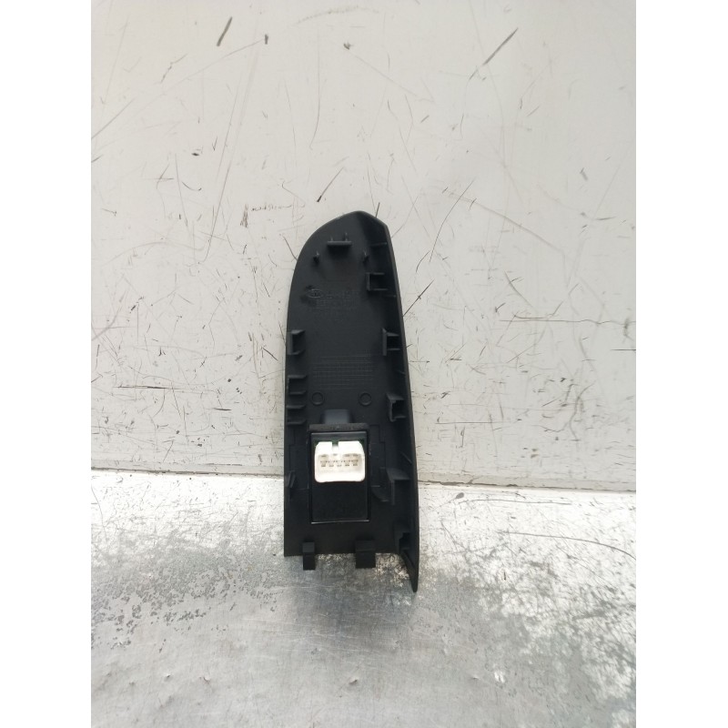 Recambio de mando elevalunas delantero derecho para kia pro cee´d (ed) 2.0 crdi 140 referencia OEM IAM 823611H300 3P 