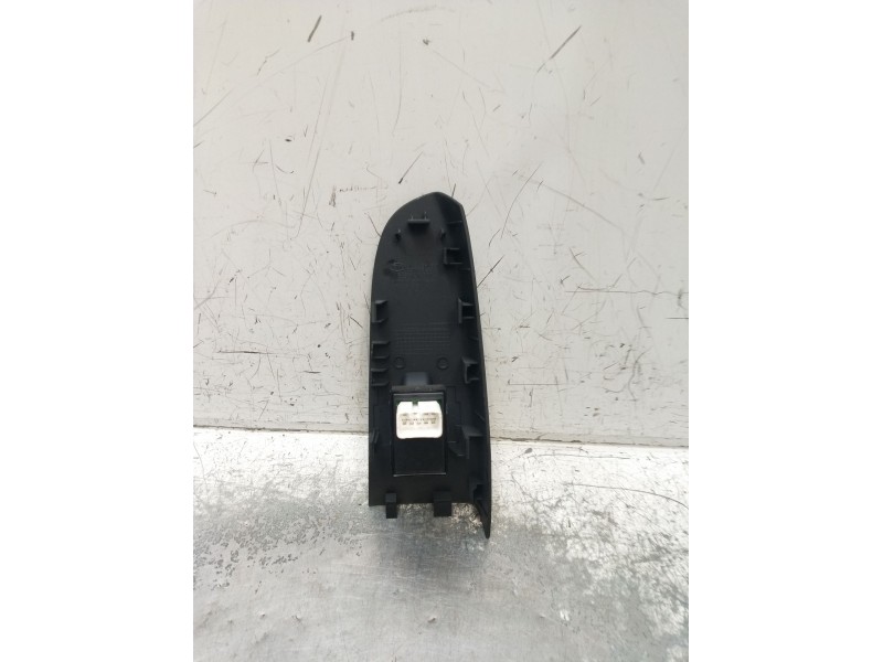 Recambio de mando elevalunas delantero derecho para kia pro cee´d (ed) 2.0 crdi 140 referencia OEM IAM 823611H300 3P 