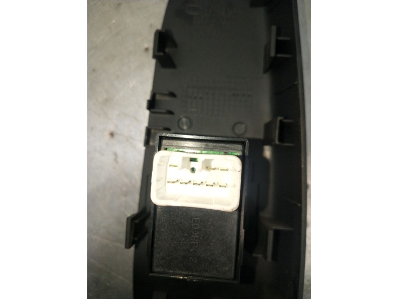 Recambio de mando elevalunas delantero derecho para kia pro cee´d (ed) 2.0 crdi 140 referencia OEM IAM 823611H300 3P 