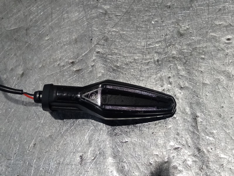 Recambio de piloto trasero derecho para bmw f (801cc - ) f 900 xr (4r90) referencia OEM IAM 855718805H 925265A INTERMITENTE