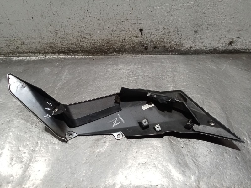 Recambio de moldura para bmw f (801cc - ) f 900 xr (4r90) referencia OEM IAM 3504568002  CON DESPERFECTOS