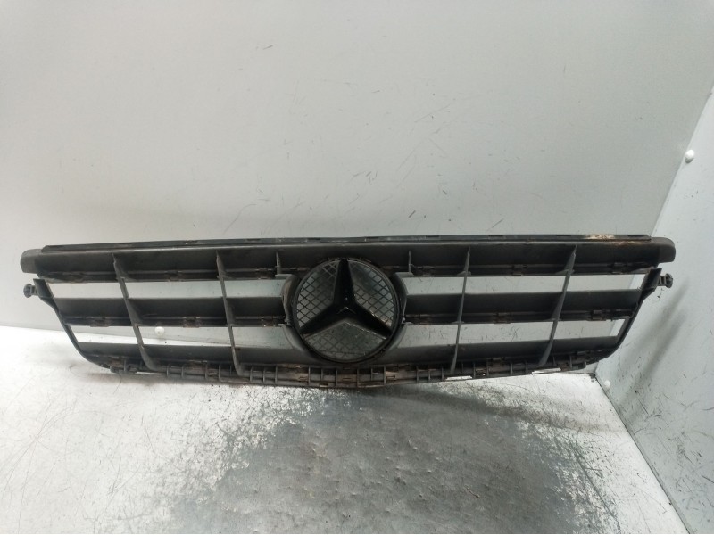 Recambio de rejilla delantera para mercedes-benz clase c (w204) c 220 cdi (204.002) referencia OEM IAM   