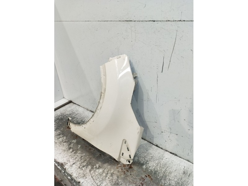 Recambio de aleta delantera izquierda para renault captur dynamique referencia OEM IAM   