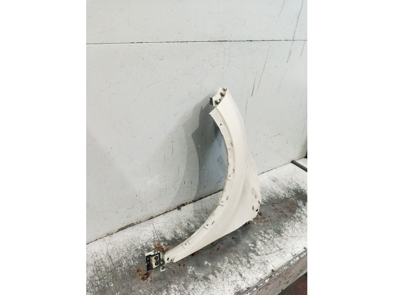 Recambio de aleta delantera izquierda para renault captur dynamique referencia OEM IAM   