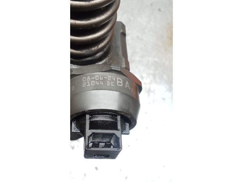 Recambio de inyector para volkswagen golf v (1k1) 1.9 tdi referencia OEM IAM 038130073AG 0414720215 BOSCH
