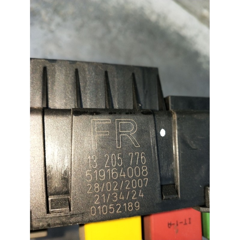 Recambio de caja reles / fusibles para opel vectra c berlina 3.0 v6 cdti cat (z 30 dt / ldh) referencia OEM IAM 519164008 132057