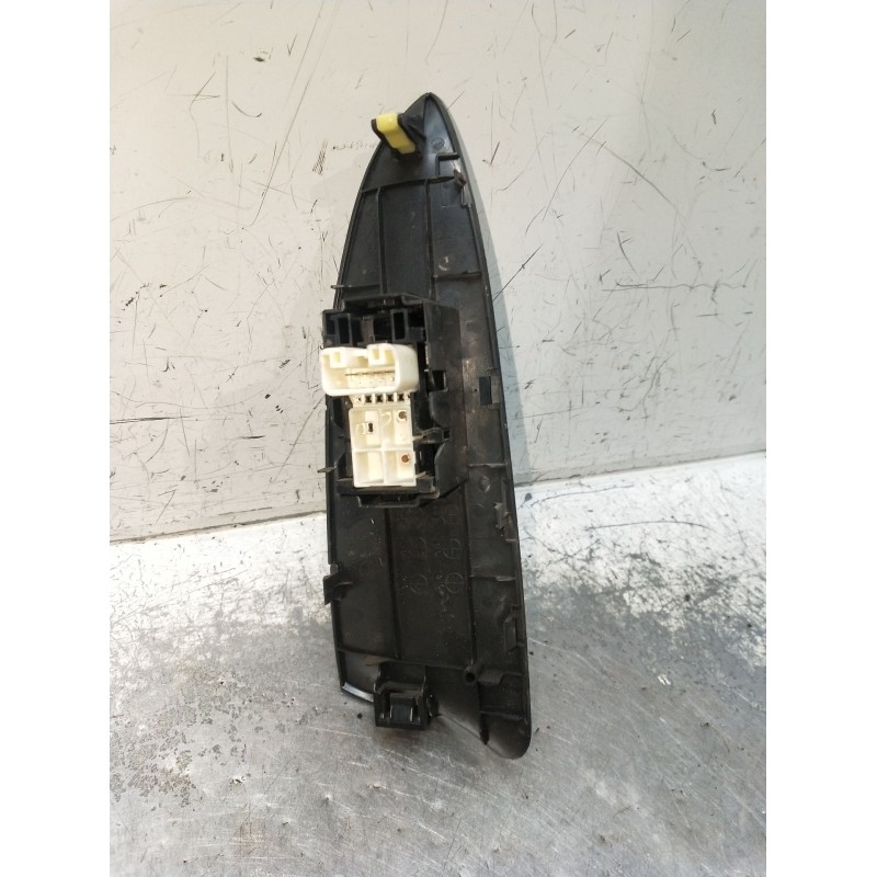Recambio de mando elevalunas delantero derecho para toyota rav 4 iii (_a3_) 2.2 d 4wd (ala30_) referencia OEM IAM   