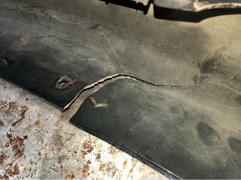 Recambio de paragolpes delantero para bmw serie 3 berlina (e90) referencia OEM IAM  VER FOTOS, RAJADA POR ABAJO 