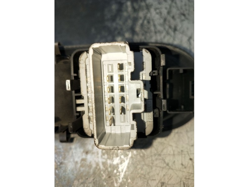 Recambio de mando elevalunas delantero izquierdo para renault twingo authentique referencia OEM IAM 8200356513 805209H 3P