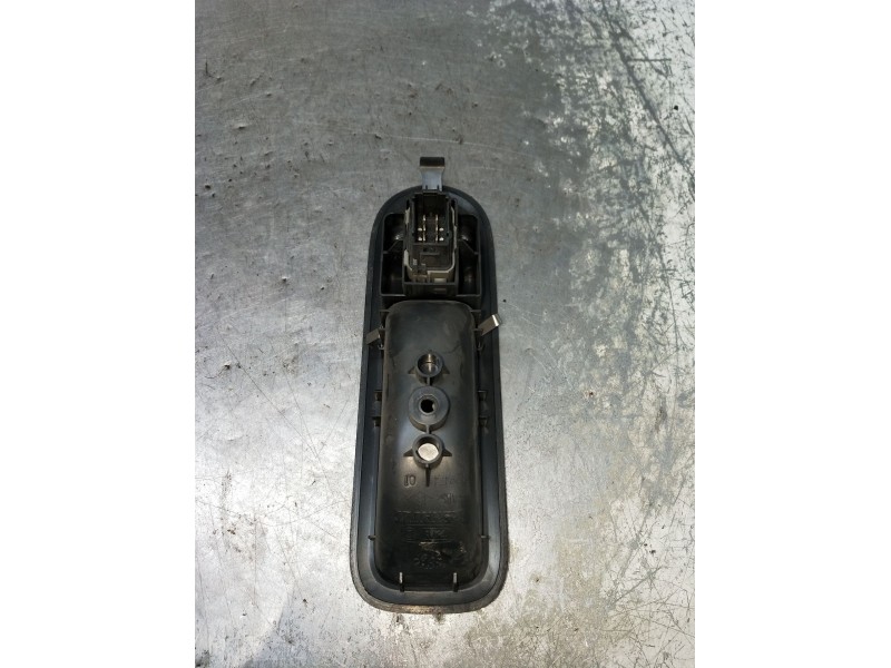 Recambio de mando elevalunas delantero derecho para renault twingo authentique referencia OEM IAM 8200356517B 805709H 3P