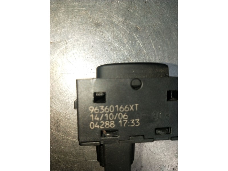 Recambio de mando elevalunas delantero derecho para peugeot 407 st sport pack referencia OEM IAM 96360166XT 5P 