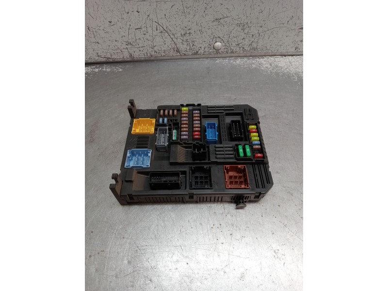 Recambio de caja reles / fusibles para peugeot partner furgoneta/monovolumen (k9) 1.6 bluehdi 75 referencia OEM IAM 9826323580 2