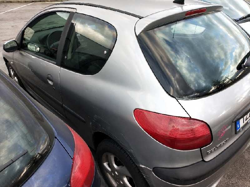 peugeot 206 berlina del año 2001