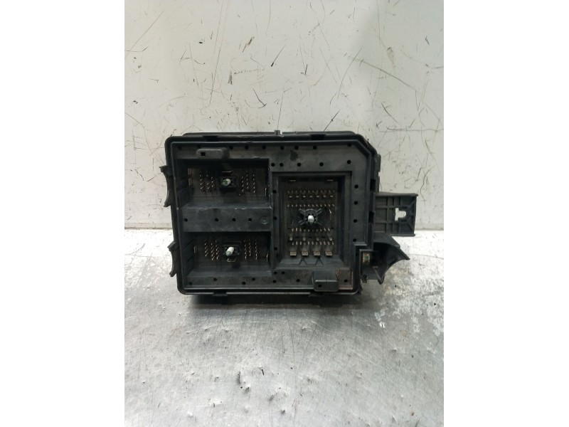 Recambio de caja reles / fusibles para opel corsa e color edition ecoflex referencia OEM IAM 13430533AA 00002333 14