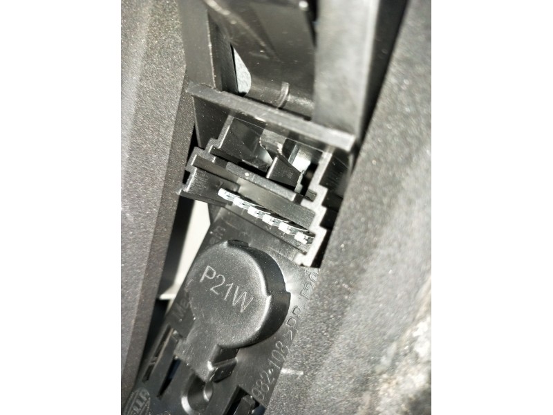 Recambio de piloto trasero derecho para renault megane ii station wagon (km0/1_) 1.9 dci referencia OEM IAM 2VP98200602 82004173