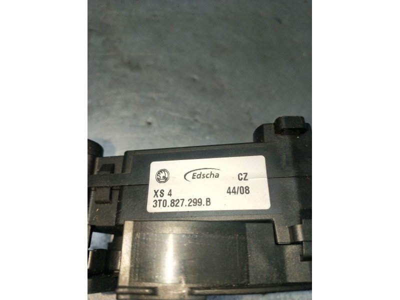 Recambio de motor cierre centralizado trasero izquierdo para skoda suberb (3t4) ambition referencia OEM IAM 3T0827299B 5P 08