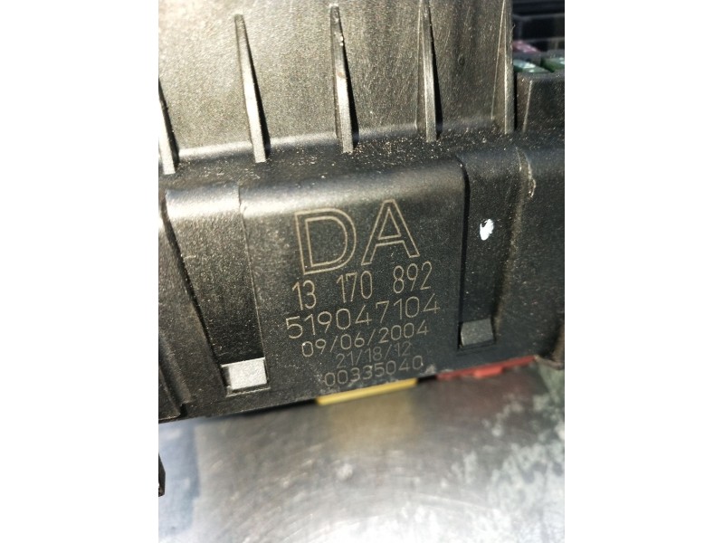 Recambio de caja reles / fusibles para opel vectra c berlina club referencia OEM IAM 13170892 519047104 00335040 03