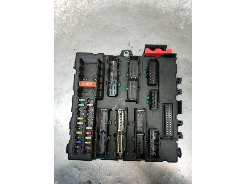 Recambio de caja reles / fusibles para opel vectra c berlina club referencia OEM IAM 13170892 519047104 00335040 03