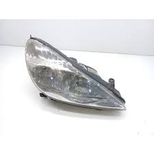 Cómo desmontar los faros delanteros en un Renault Megane III (2008–2016)